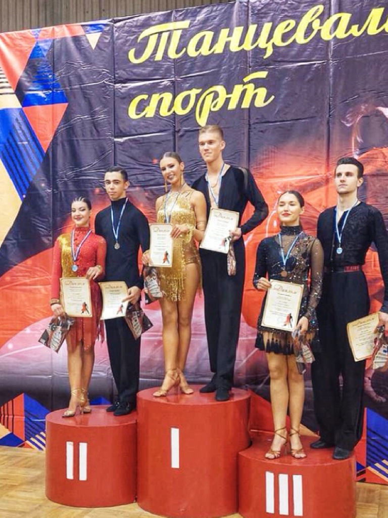 Призер Всероссийской олимпиады и соревнований по танцевальному спорту!